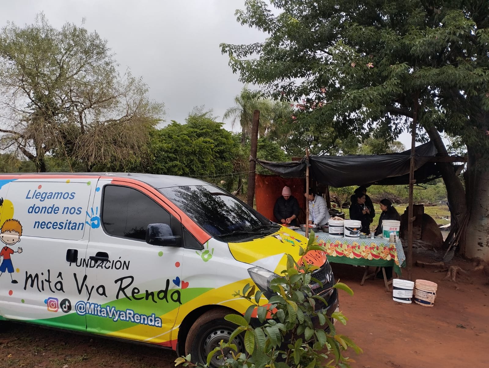 Vehículo de la fundación en Ybykuí