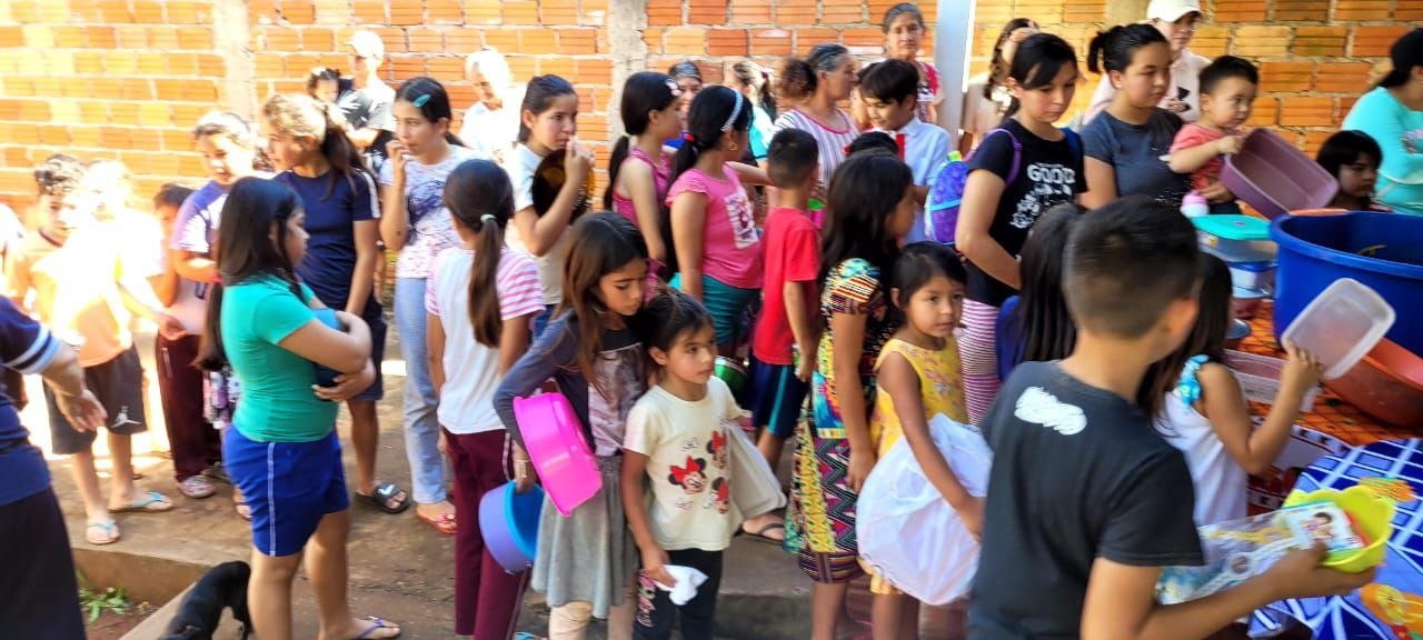 Niños en fila recibiendo la merienda en Ciudad del Este