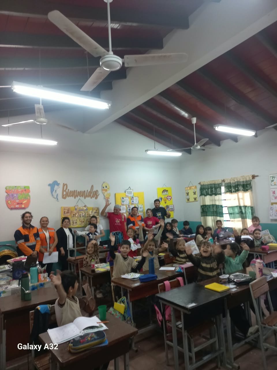 Niños y niñas participando del taller sobre El Niño en la Escuela Básica N.º 5580 San Francisco de Asís