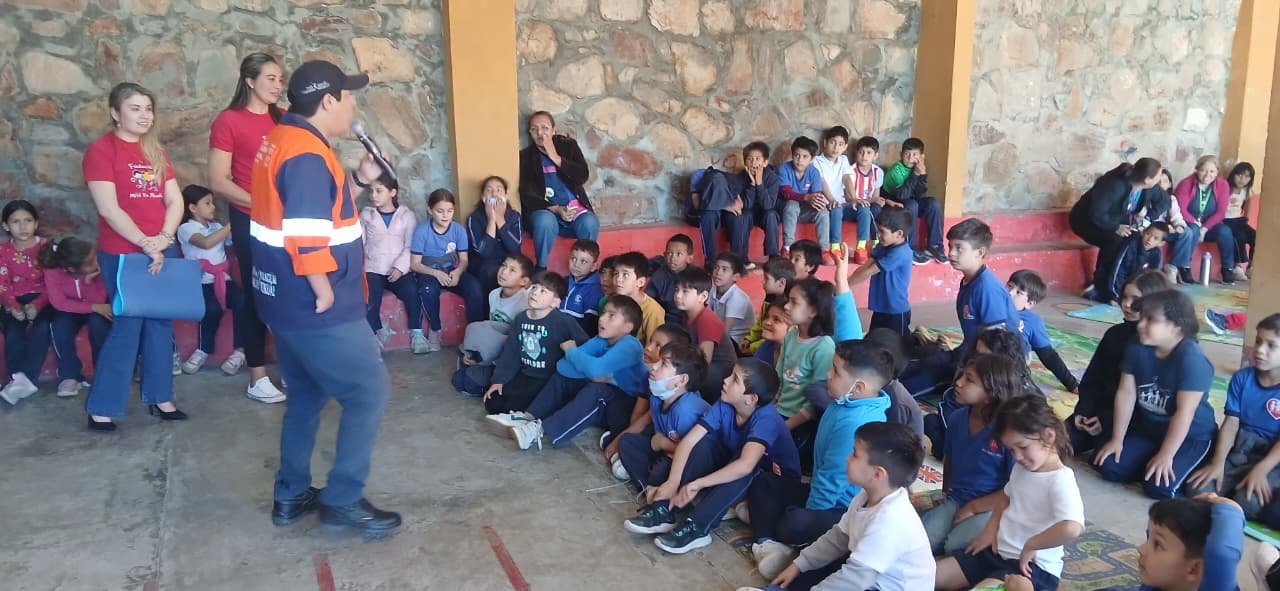 Voluntario explicando material educativo a estudiantes