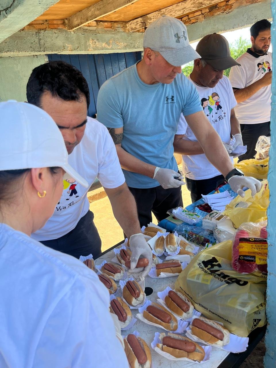 Entrega de merienda solidaria camino al Club Mbiguá