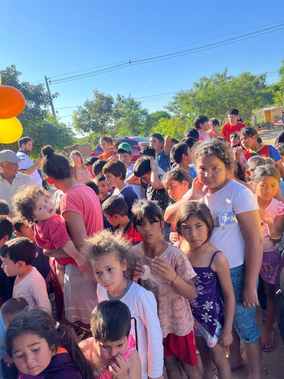 Niños recibiendo merienda en el barrio Chacarita