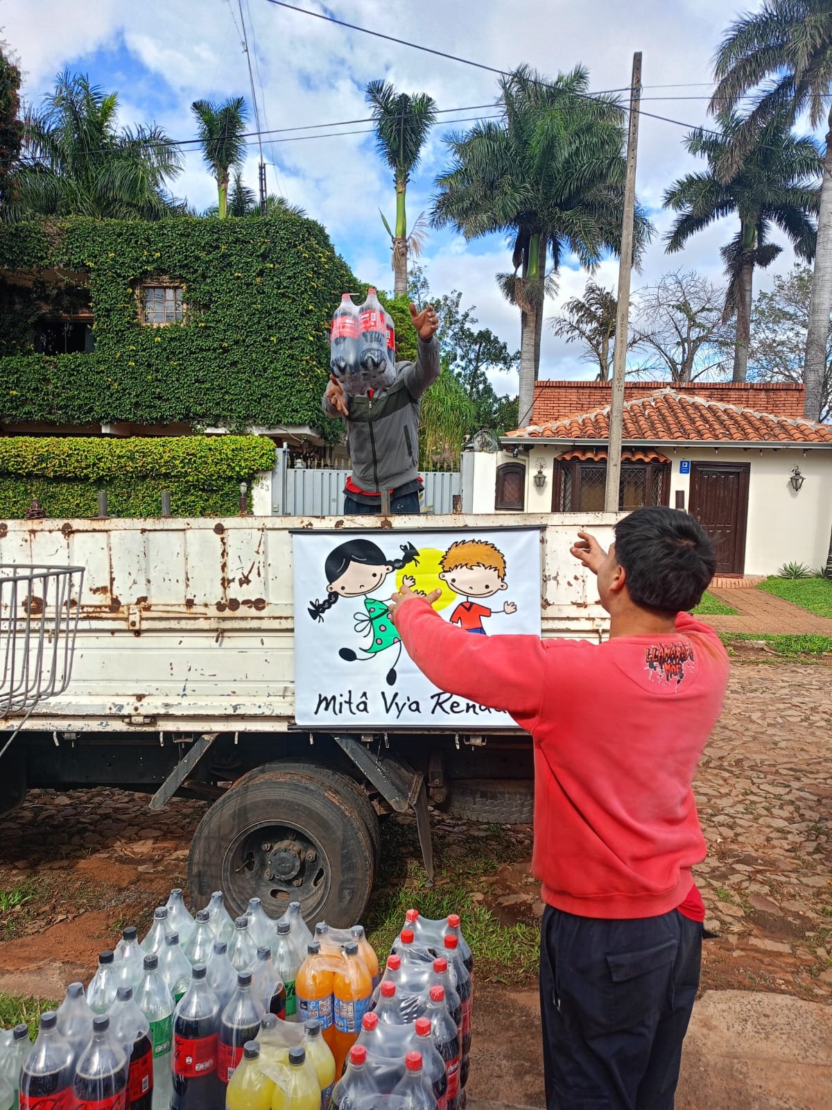 Donación de gaseosas de Paraguay Refrescos para el Día del Niño