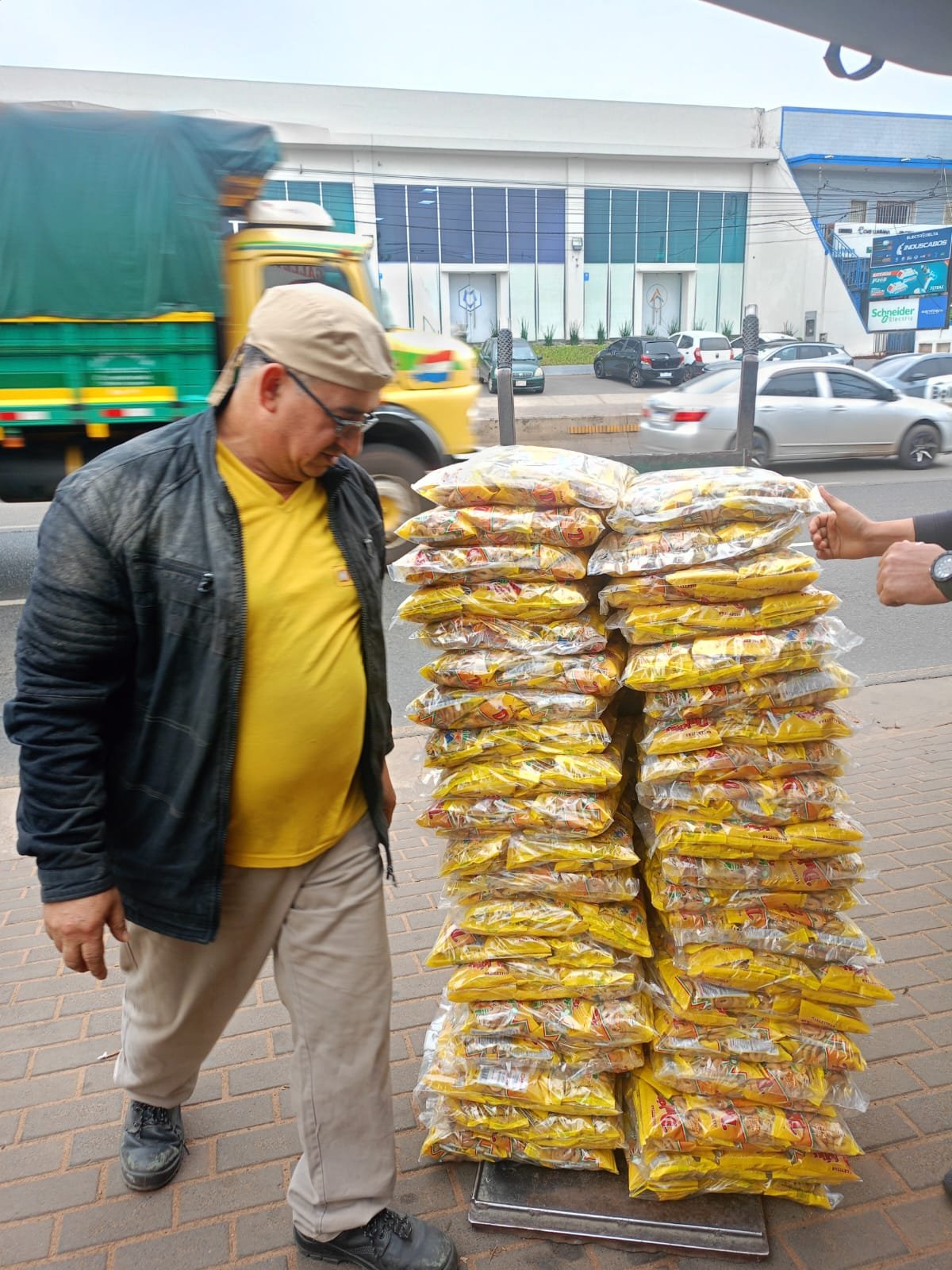 Entrega de paquetes de galletitas donados