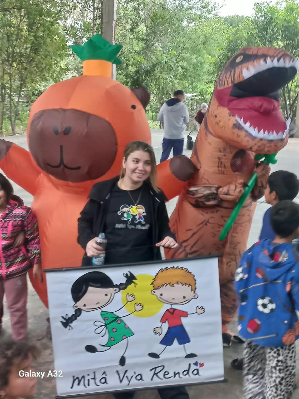Niños con disfraces en el Chaco