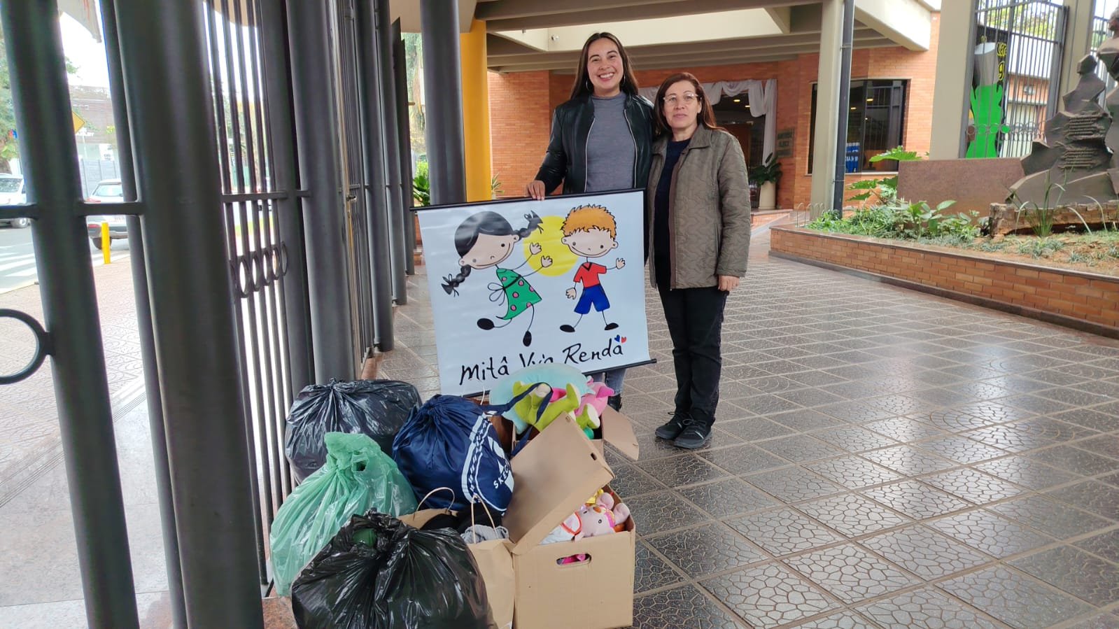 Donación de abrigos y juguetes del Colegio Goethe