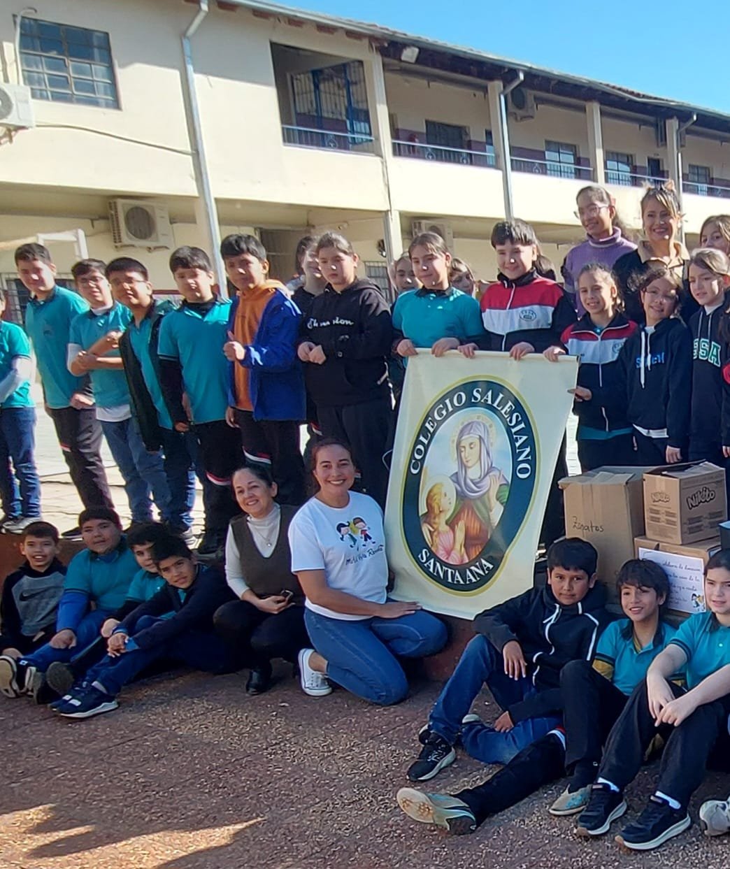 Estudiantes del Colegio Salesiano Santa Ana con su donación