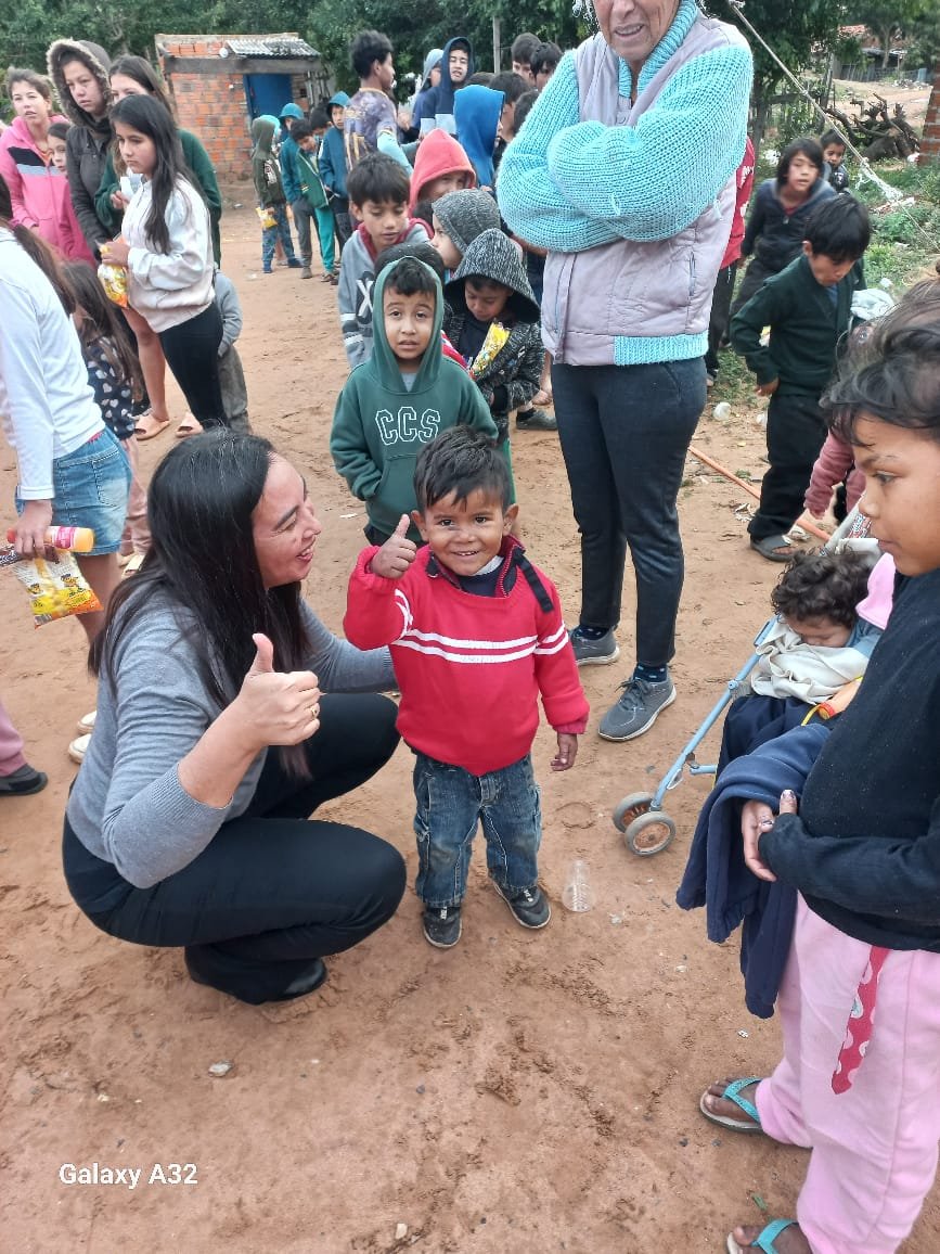 Niño recibiendo abrigo donado por el Colegio Internacional