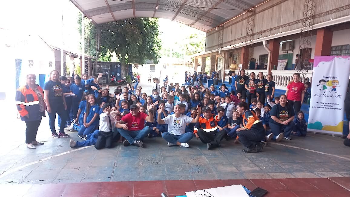 Niños, niñas y equipo de la fundación durante la charla sobre El Niño en la Escuela Básica N.º 3.654 Ever Faustino Beaufort, Villa Elisa