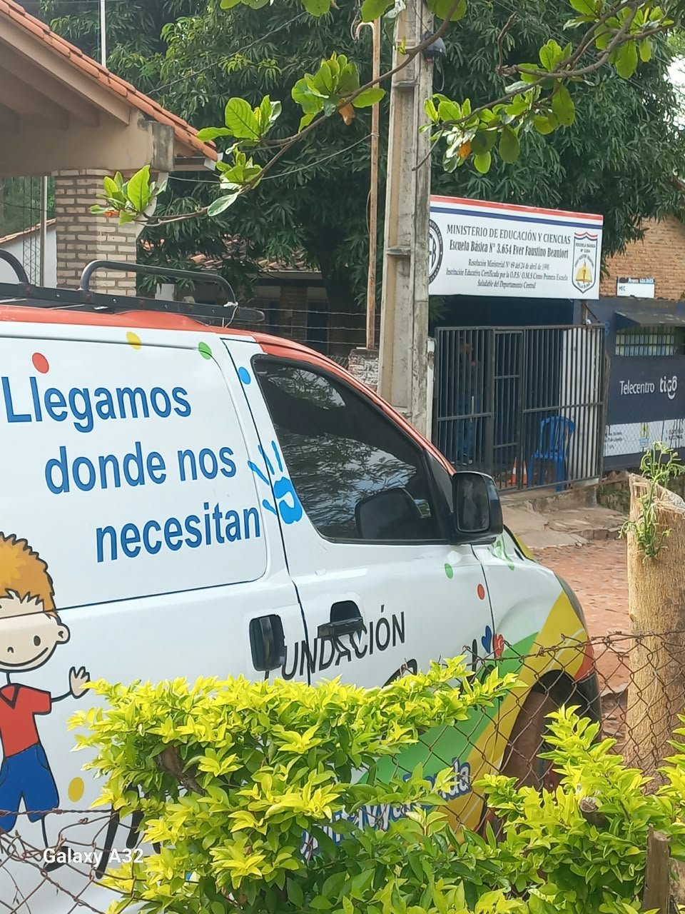 Unidad móvil de la fundación frente a la Escuela Básica N.º 3.654 Ever Faustino Beaufort, en Villa Elisa